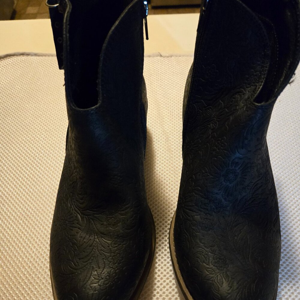 Very G size 8, black tooled bootie, screams western vibe